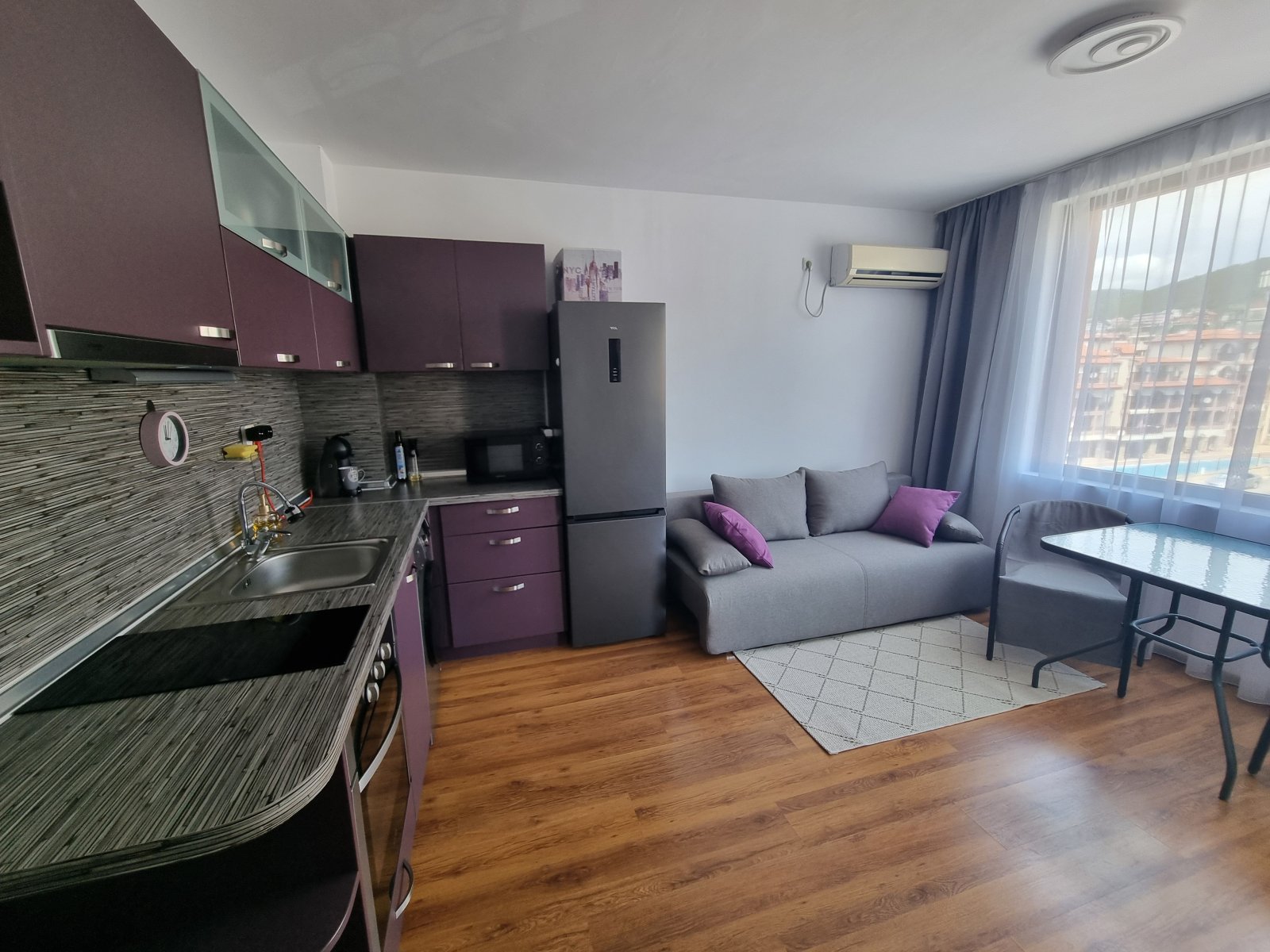 Caratteristica appartamento con 2 camere a Sveti Vlas, Raduga 1, quinto piano, vista sulle montagne