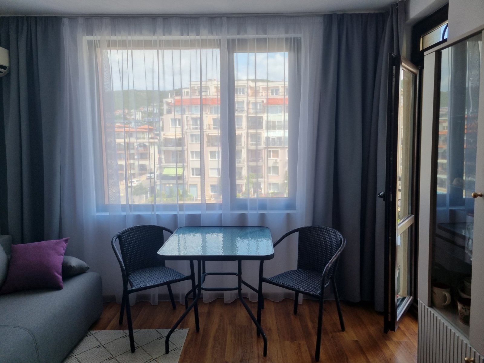 Caratteristica appartamento con 2 camere a Sveti Vlas, Raduga 1, quinto piano, vista sulle montagne