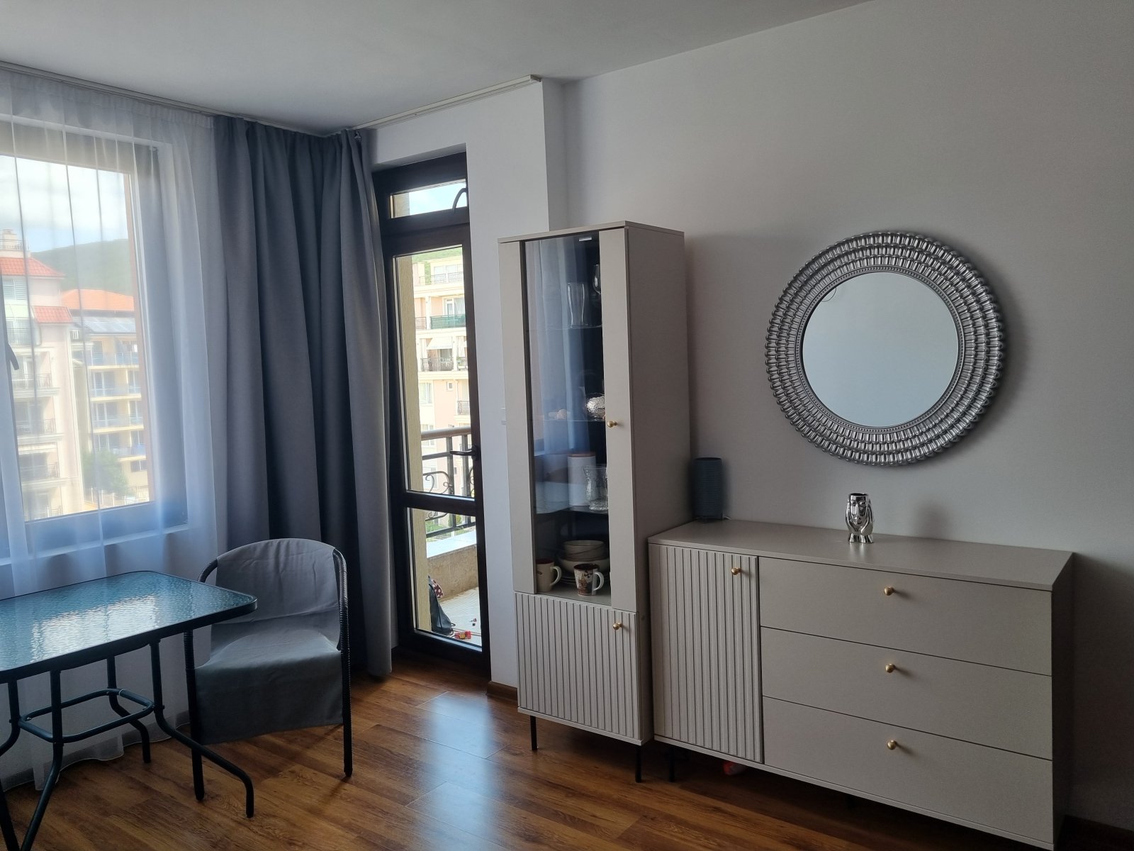 Caratteristica appartamento con 2 camere a Sveti Vlas, Raduga 1, quinto piano, vista sulle montagne