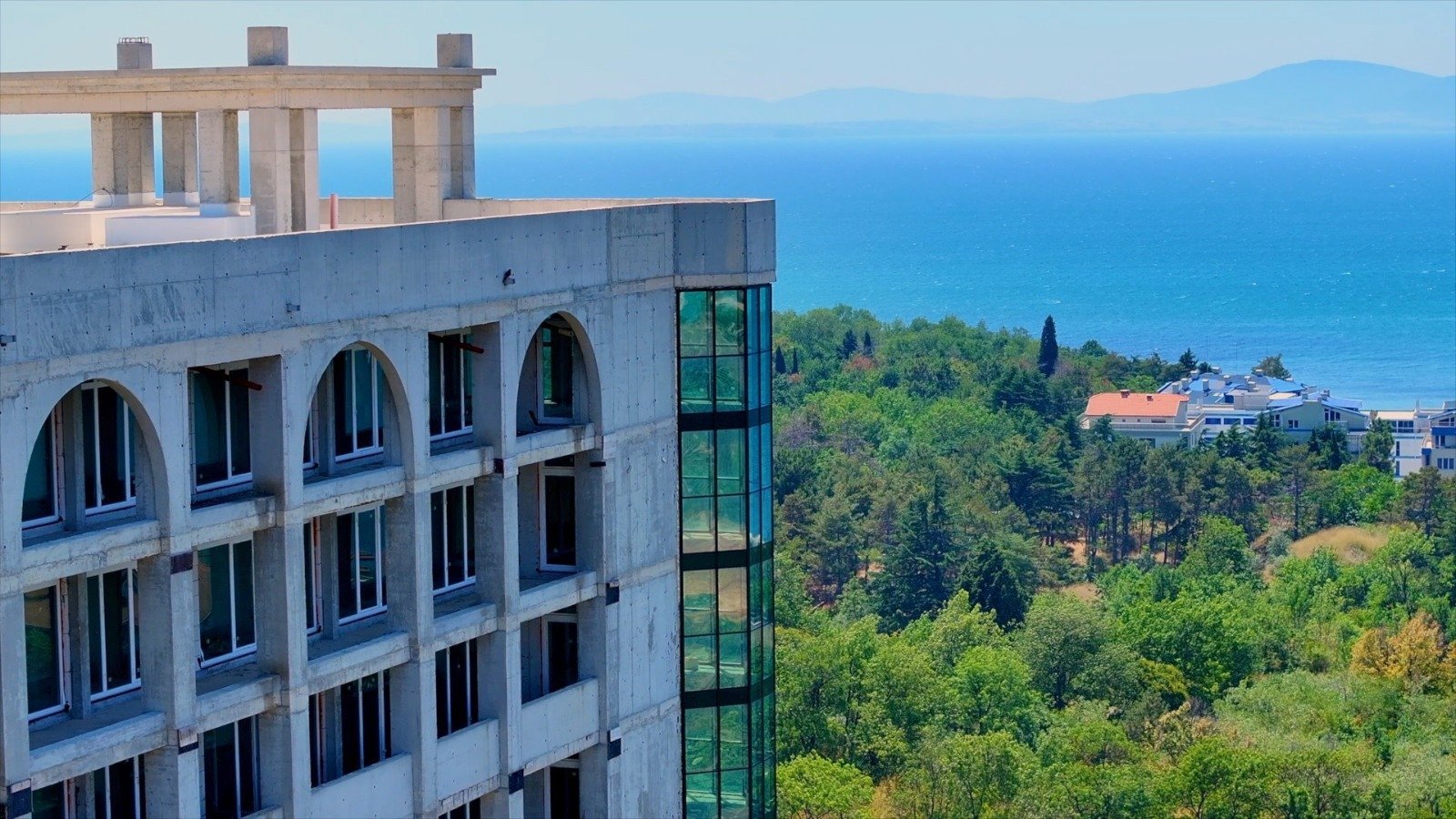 Appartamenti completamente arredati e chiavi in mano in un nuovo complesso a Pomorie con pagamento posticipato fino al 2033