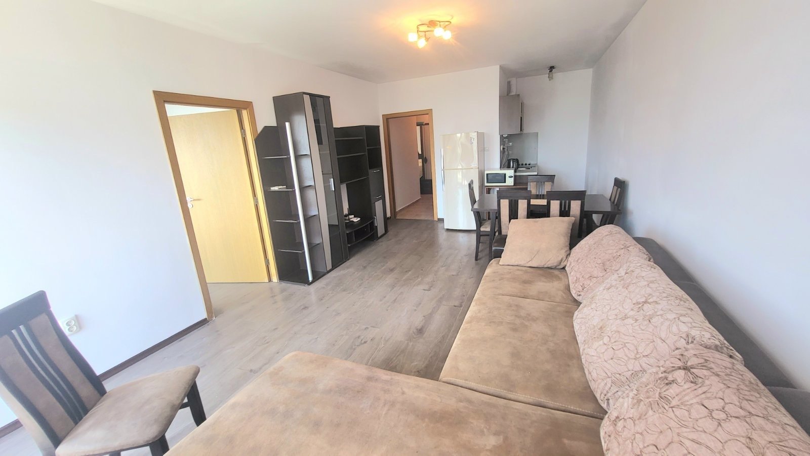 Appartamento con tre camere nel complesso Solemare a Sunny Beach con vista sulla piscina