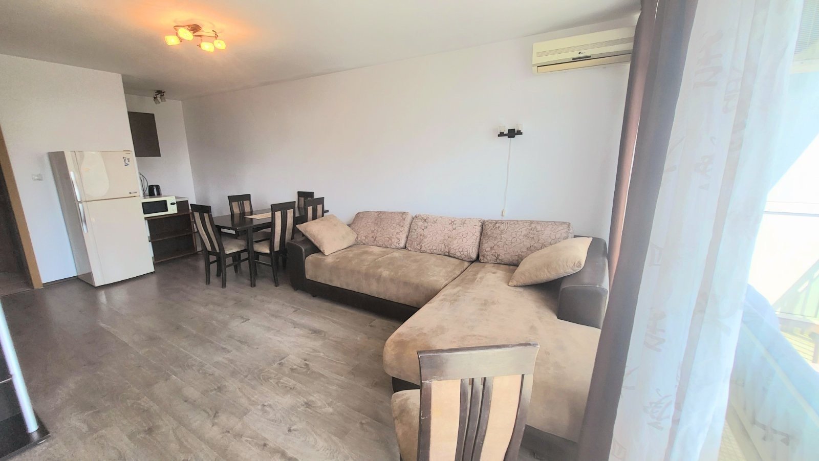 Appartamento con tre camere nel complesso Solemare a Sunny Beach con vista sulla piscina