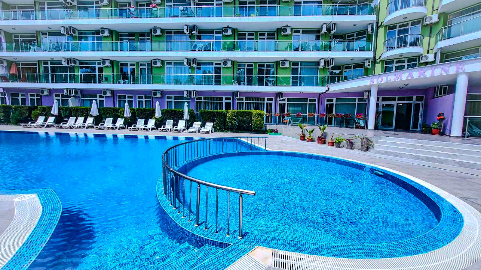 Appartamento con tre camere nel complesso Solemare a Sunny Beach con vista sulla piscina