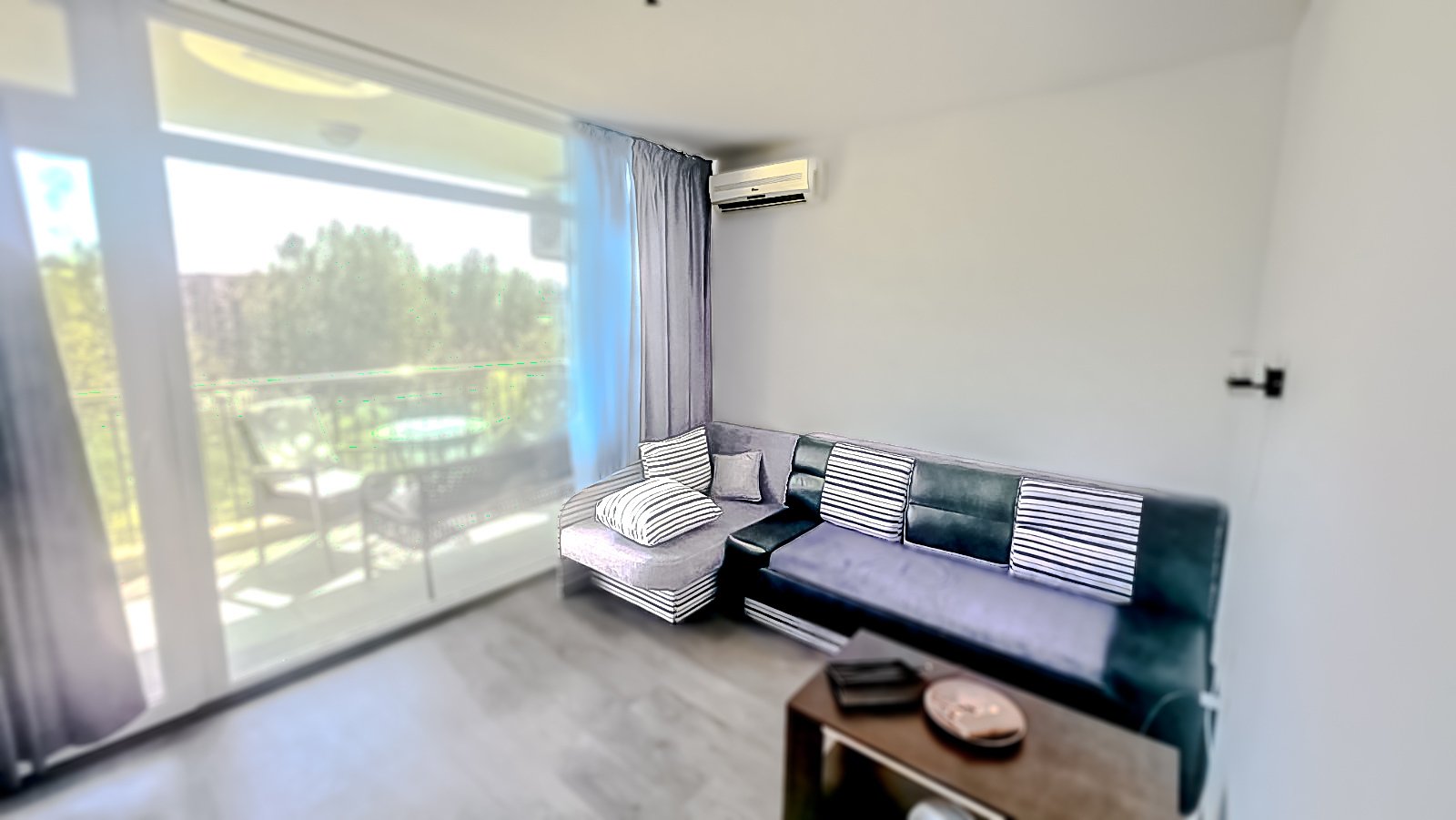 Appartamento con tre camere nel complesso Solemare a Sunny Beach con vista sulla piscina