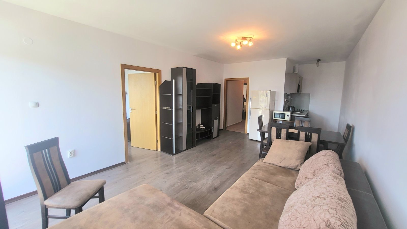 Appartamento con tre camere nel complesso Solemare a Sunny Beach con vista sulla piscina