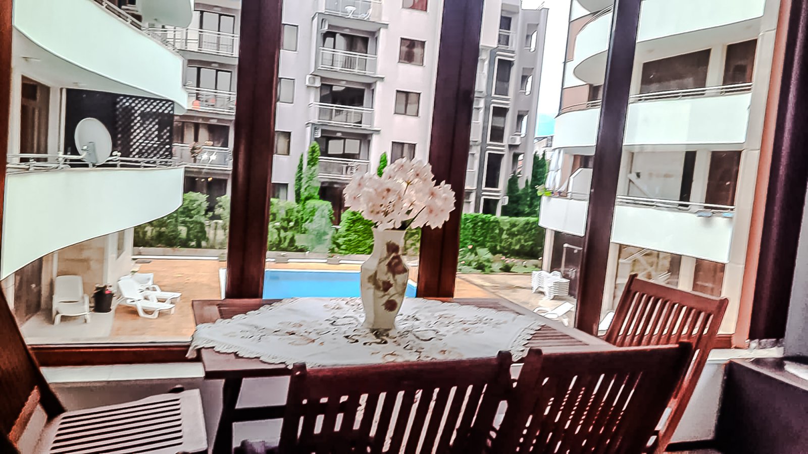 Sunny Beach: Appartamento con tre stanze nel complesso Eden a Sonnenstrand, con vista sulla piscina. 