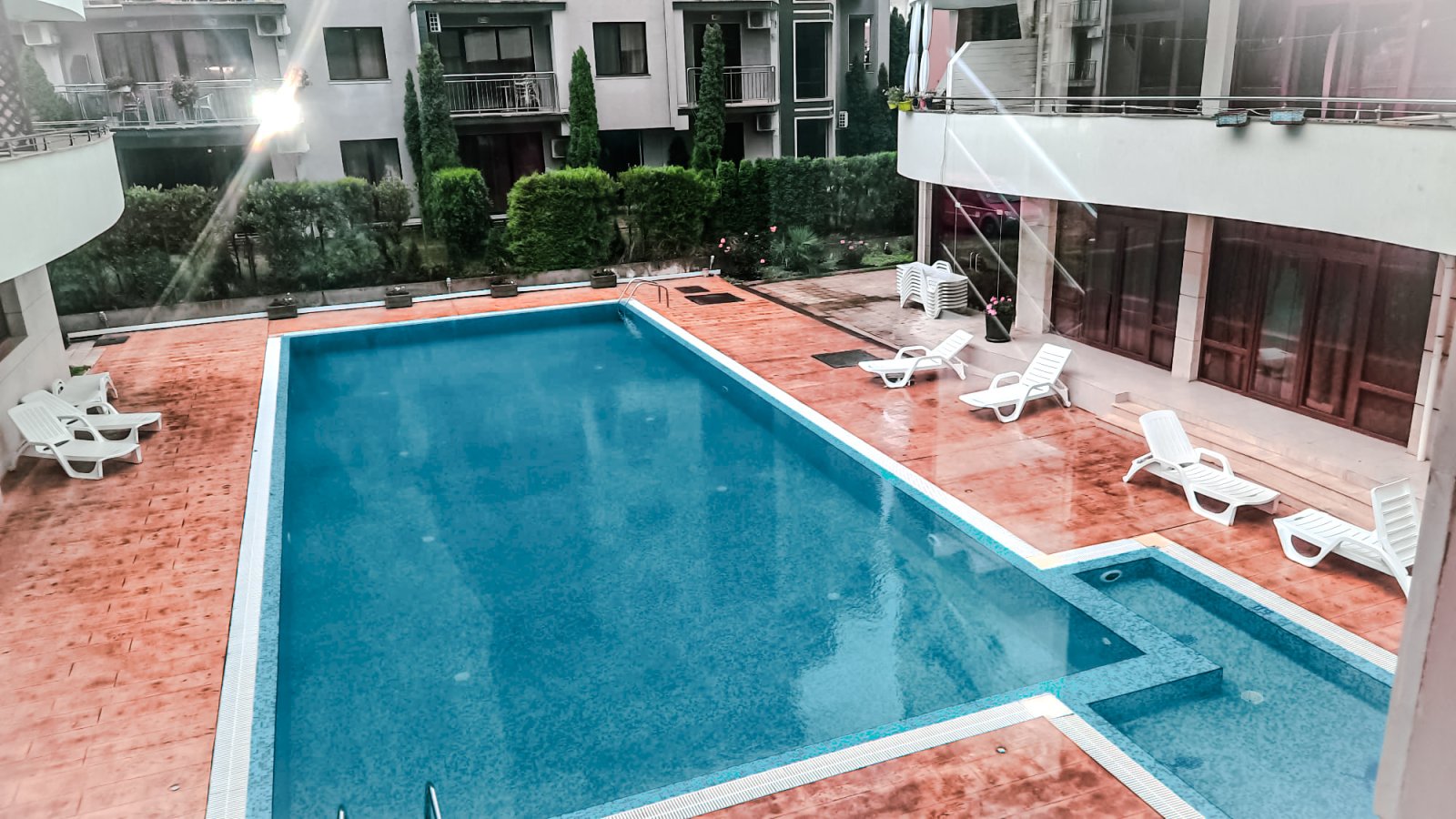 Appartamento con tre stanze nel complesso Eden a Sonnenstrand, con vista sulla piscina.