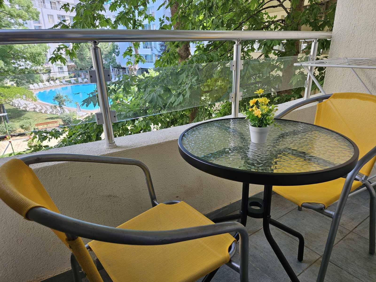 Appartamento con due camere nel complesso Yassen a Sonnenstrand, con vista sulla piscina.