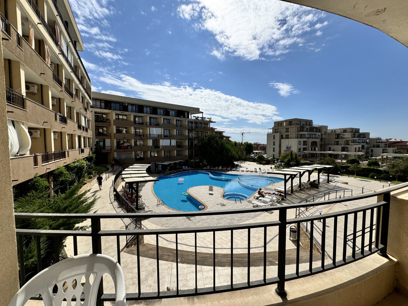 Appartamento con due stanze nel complesso Luxor a Sveti Vlas con vista sulla piscina.