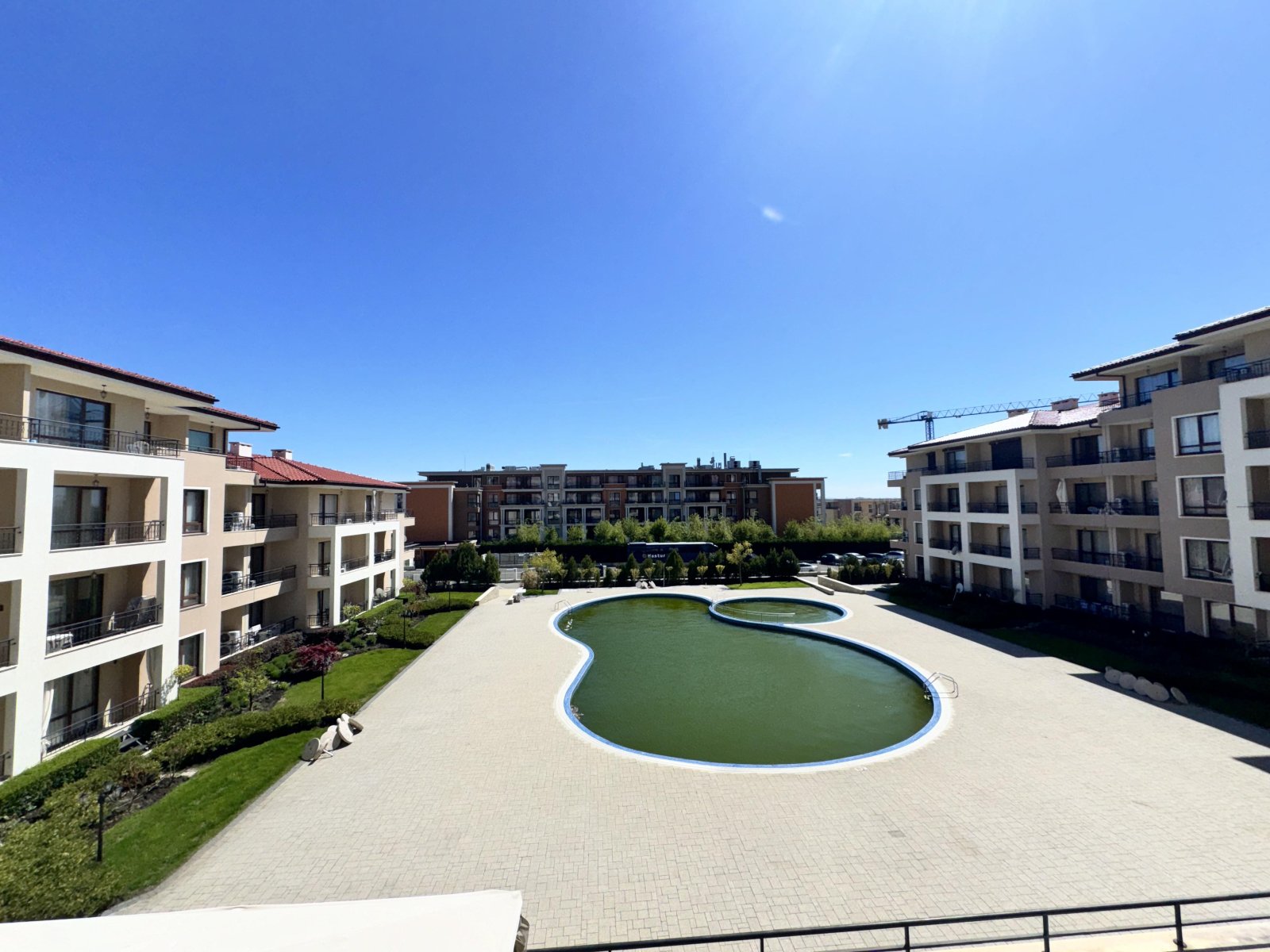 Appartamento con tre stanze e vista sulla piscina nel complesso Sea Dreams a Sveti Vlas