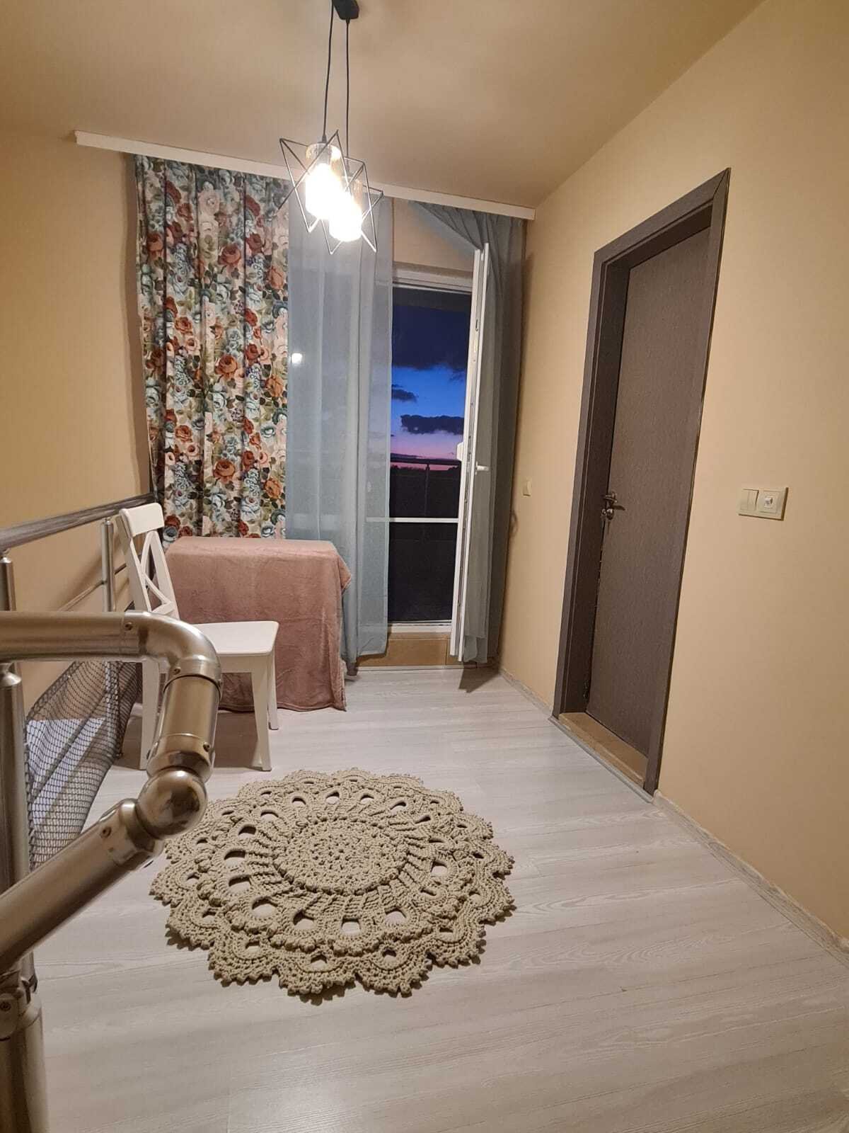 Ampio appartamento su due livelli con vista mare a Ravda