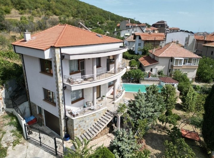 Sveti Vlas: Casa a due piani con garage a Sveti Vlas 