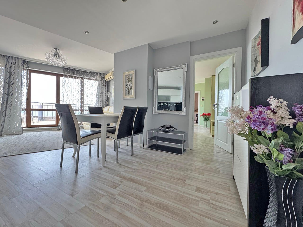 Appartamento con due camere e vista mare nel complesso dell'Grand Hotel a Sveti Vlas, Bulgaria.