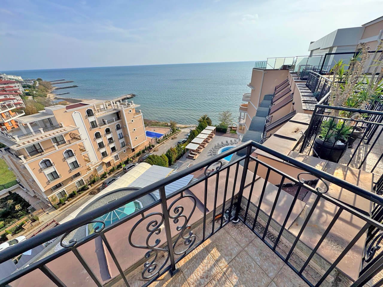 Appartamento con due camere e vista mare nel complesso dell'Grand Hotel a Sveti Vlas, Bulgaria.