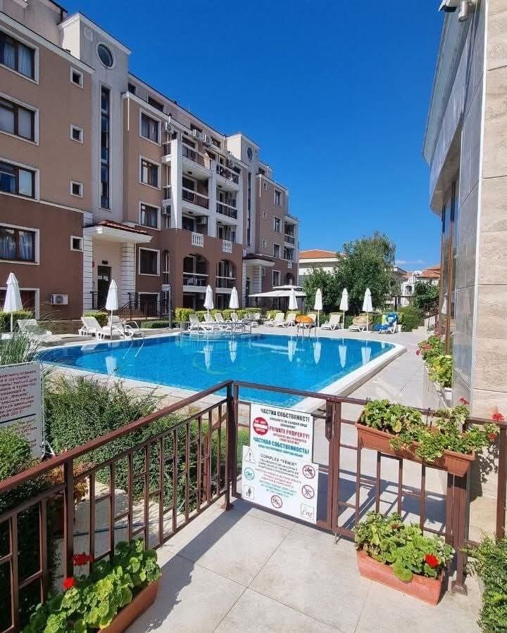 Appartamento con tre camere nel complesso residenziale Phoenix con vista piscina, Sveti Vlas, Bulgaria
