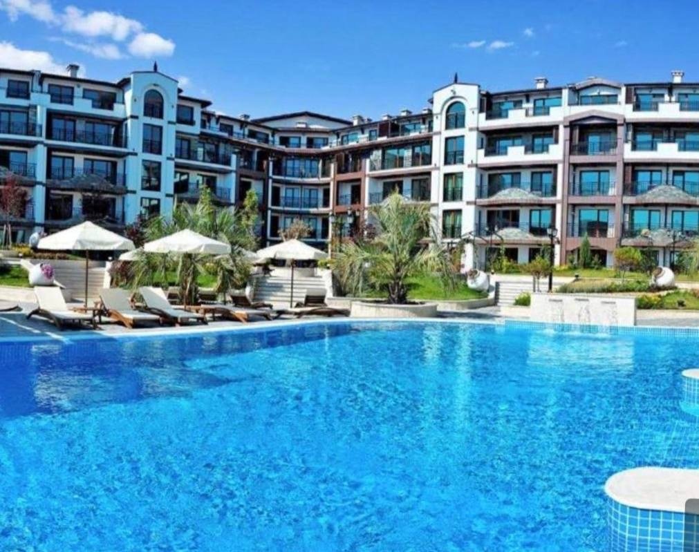 Appartamento con due camere da letto con vista piscina, in prima fila nel complesso Rose Garden, Pomorie, Bulgaria