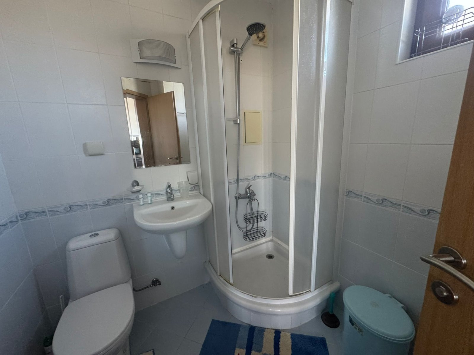 Doccia compatta con comfort: cabina doccia rotonda moderna e dotazioni pratiche in uno spazio ridotto!