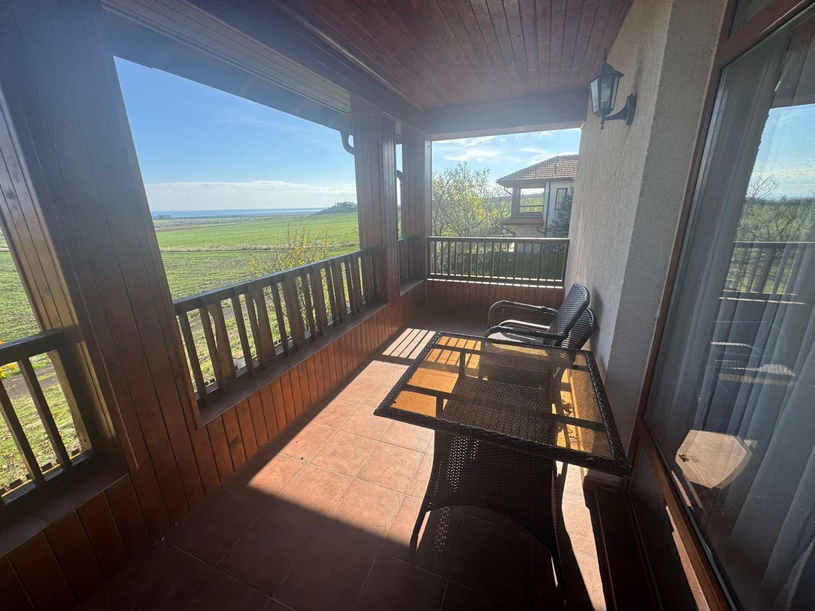 Balcone panoramico con vista aperta sulla campagna verde - la vostra oasi di tranquillità personale!