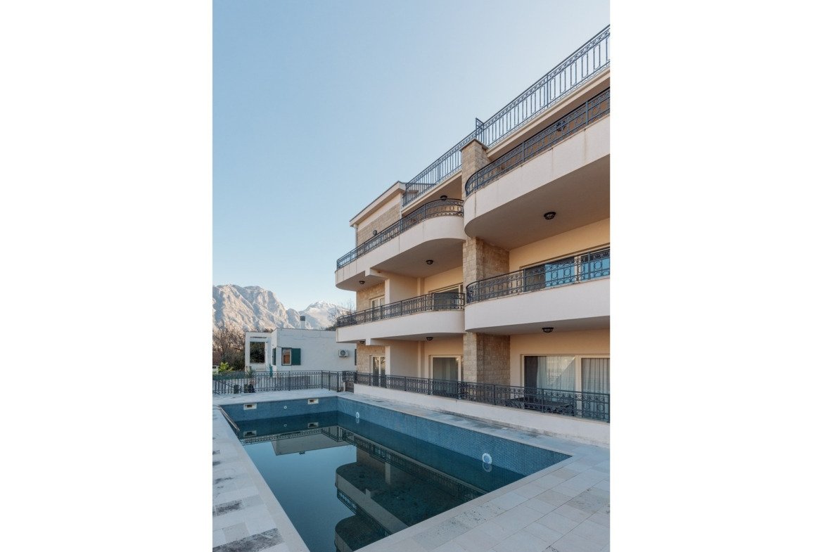 Großzügiges Penthouse mit Terrasse und Panoramablick aufs Meer – Kotor