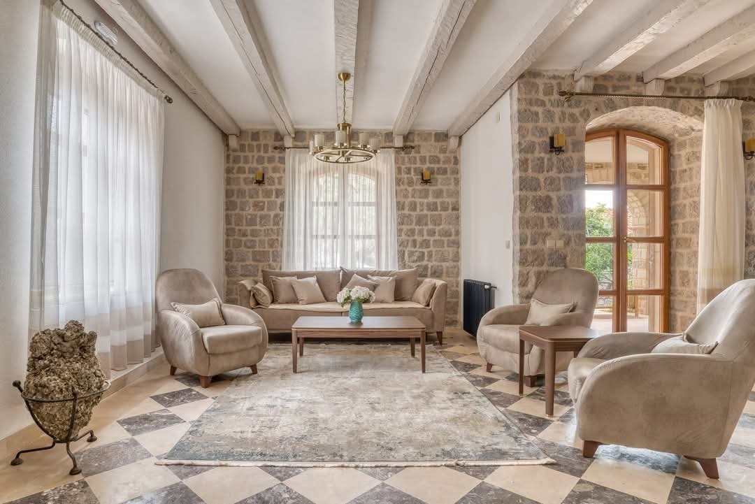 Ekskluzywna willa z basenem i dużą działką z panoramicznym widokiem na morze i góry w Reževići