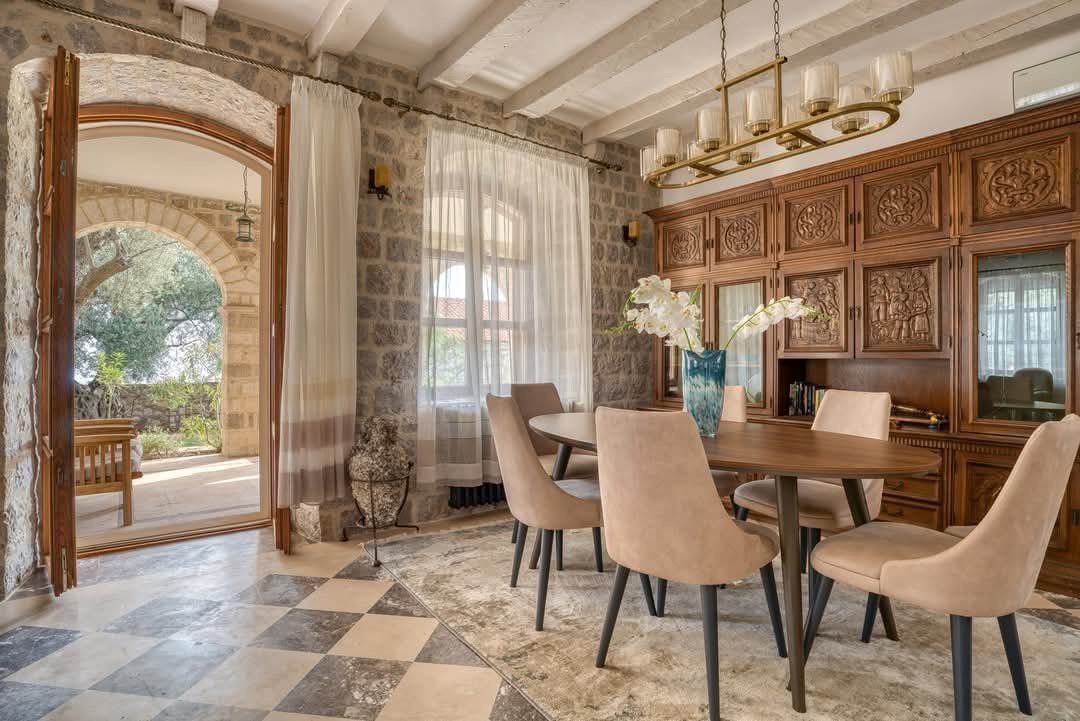 Ekskluzywna willa z basenem i dużą działką z panoramicznym widokiem na morze i góry w Reževići