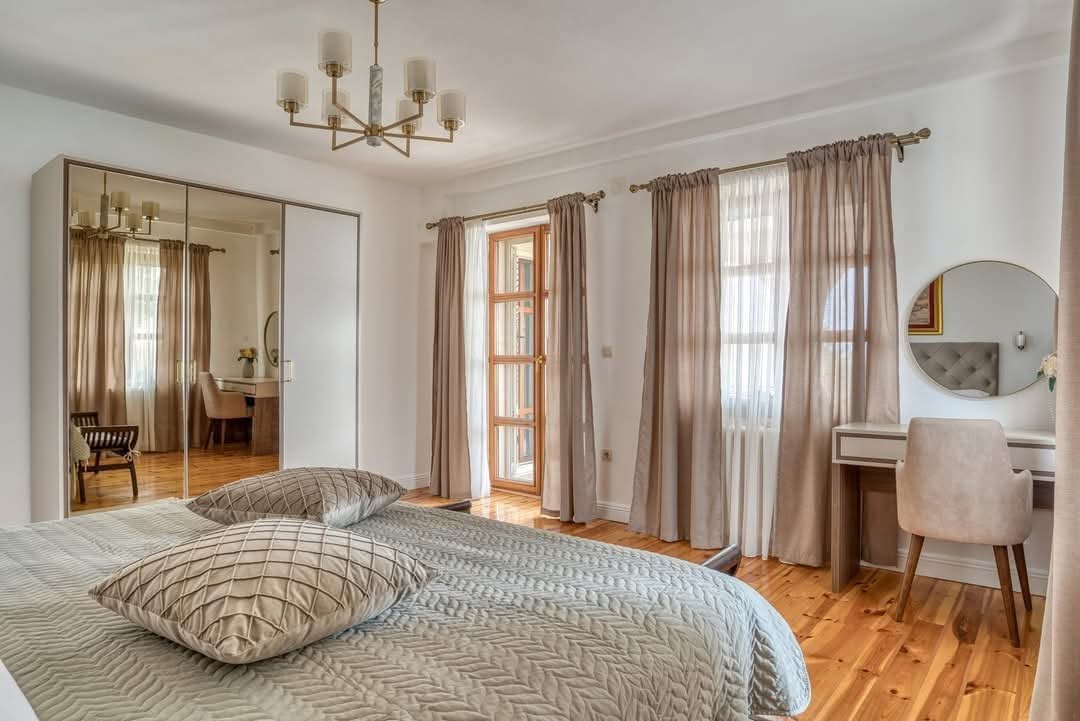 Ekskluzywna willa z basenem i dużą działką z panoramicznym widokiem na morze i góry w Reževići