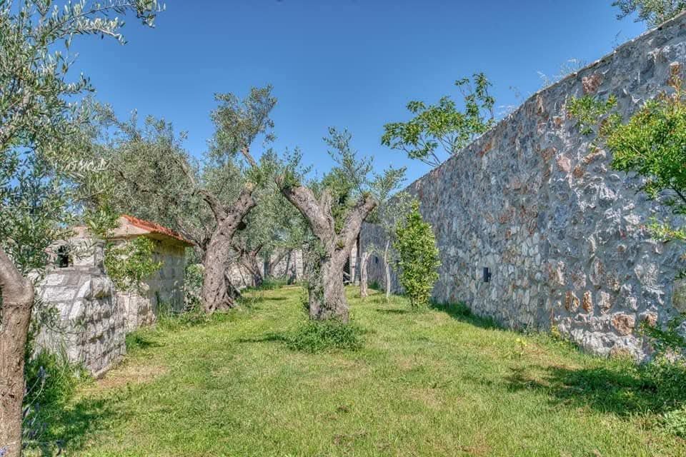 Ekskluzywna willa z basenem i dużą działką z panoramicznym widokiem na morze i góry w Reževići