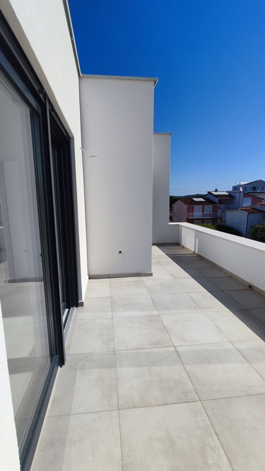 Modernes dreistöckiges Haus mit Meerblick, nur 300 Meter vom Strand entfernt – Vodice, Srima