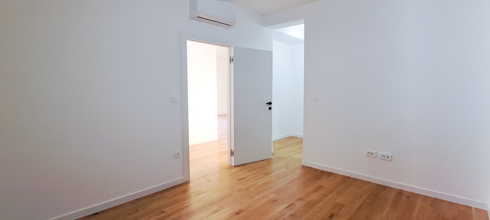 Premium-Apartment nur 50 m vom Meer entfernt, Dachterrasse → Privlaka