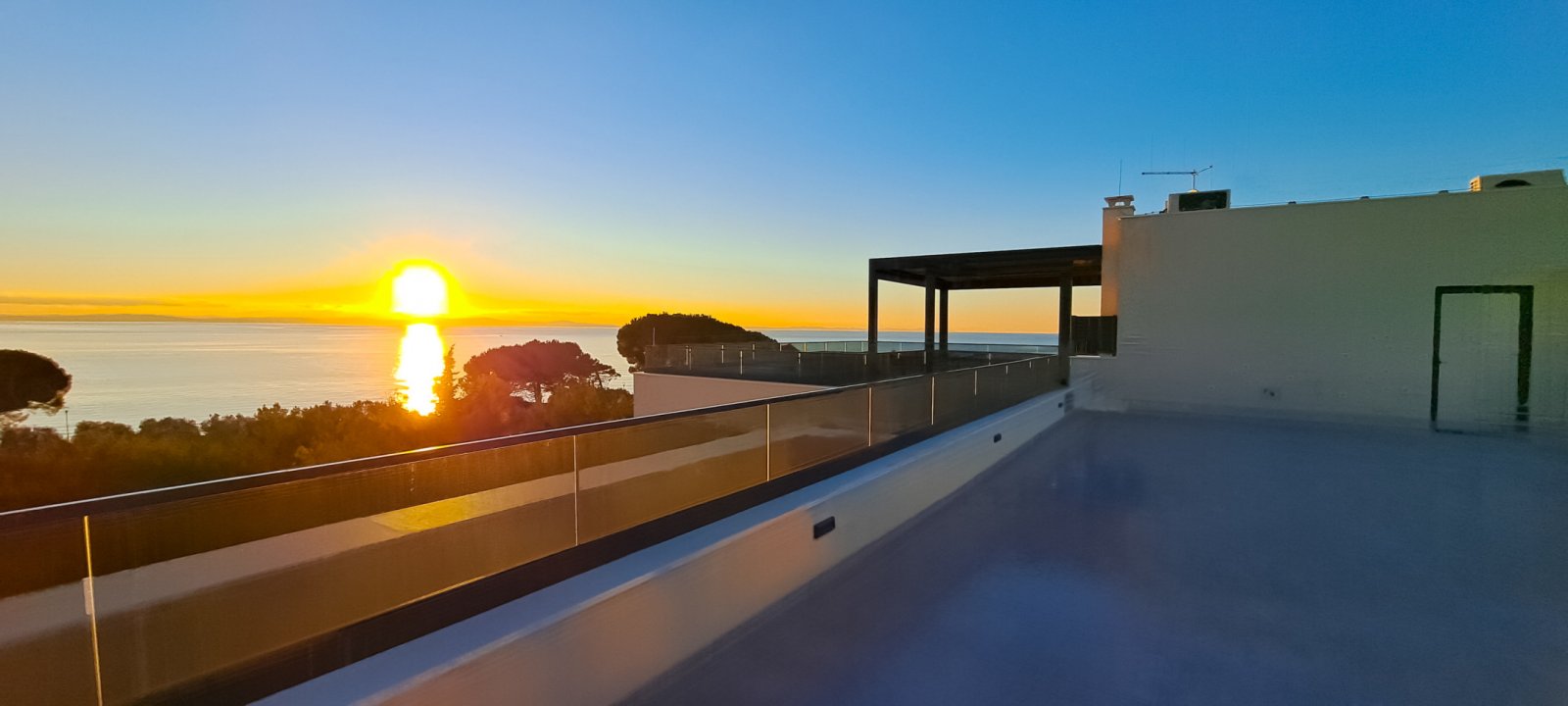 Premium-Apartment nur 50 m vom Meer entfernt, Dachterrasse → Privlaka