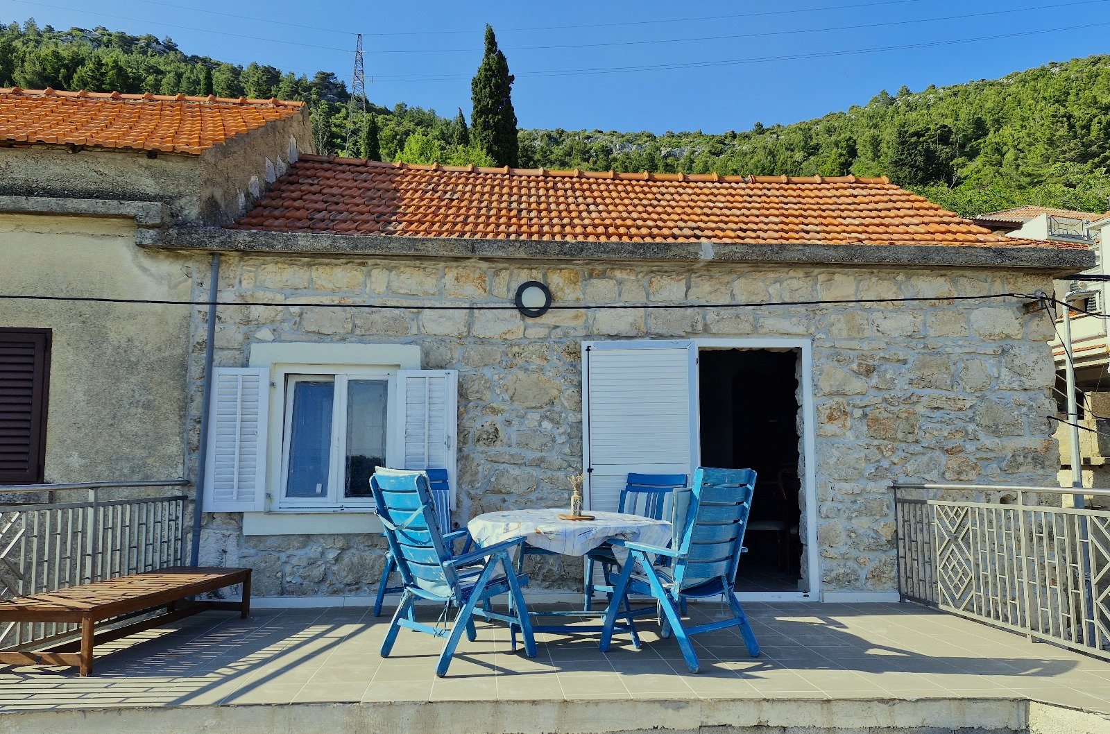 Steinhaus mit Blick auf das Meer und die Weinberge – friedliches Leben im Herzen der Insel Korčula
