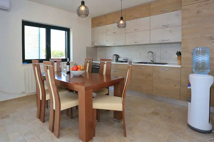 W pełni umeblowany dwupiętrowy dom z basenem w Privlace, 250 metrów od plaży