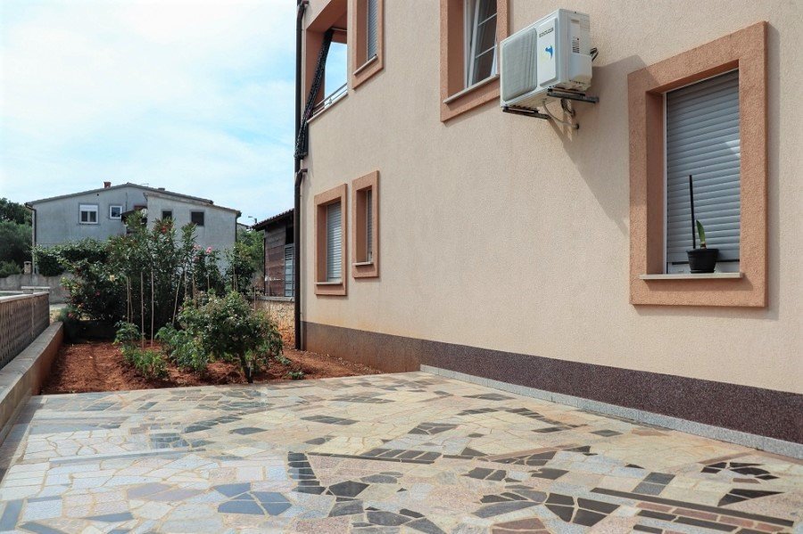 Elegante Erdgeschosswohnung mit einem 60 m² großen Garten in ruhiger Lage in Medulin