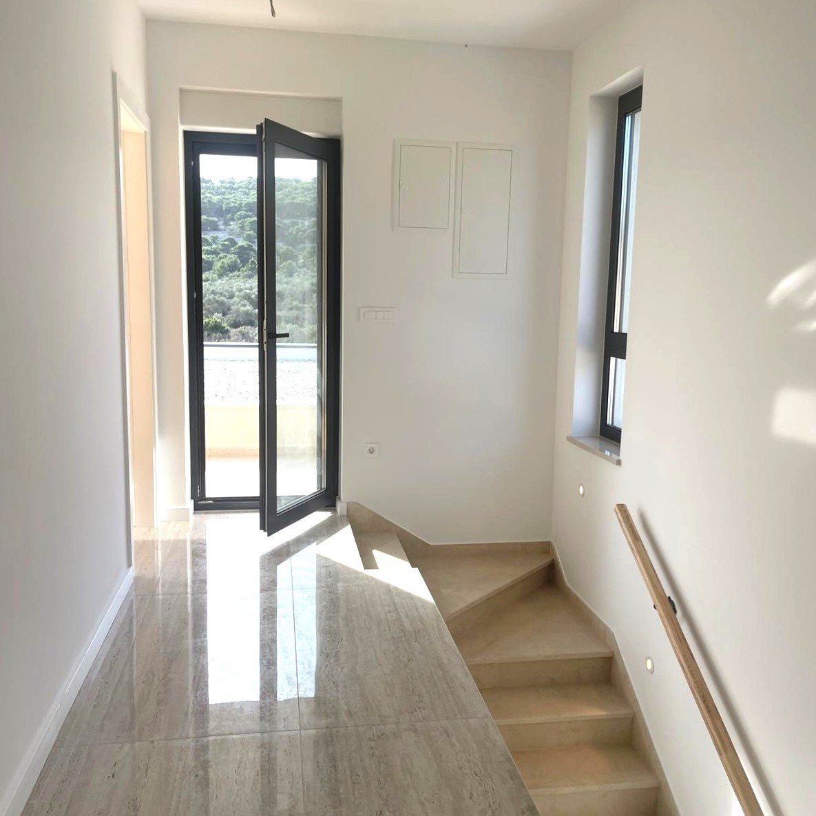 Nova, Luxusvilla, 150 m vom Meer entfernt, Panoramablick, Swimmingpool, Garage in Betina, Tisno