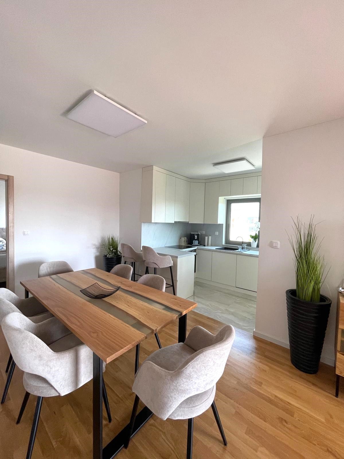 Luxuriös möbliertes Apartment mit vier Schlafzimmern und Terrasse, 700 Meter vom Strand in Vodice entfernt