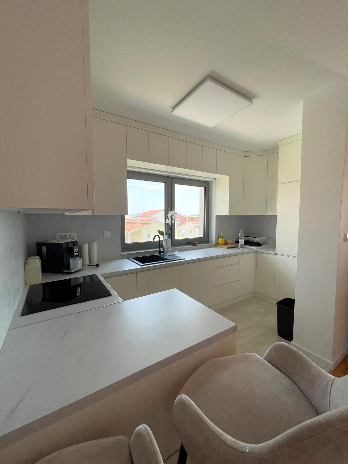 Luxuriös möbliertes Apartment mit vier Schlafzimmern und Terrasse, 700 Meter vom Strand in Vodice entfernt