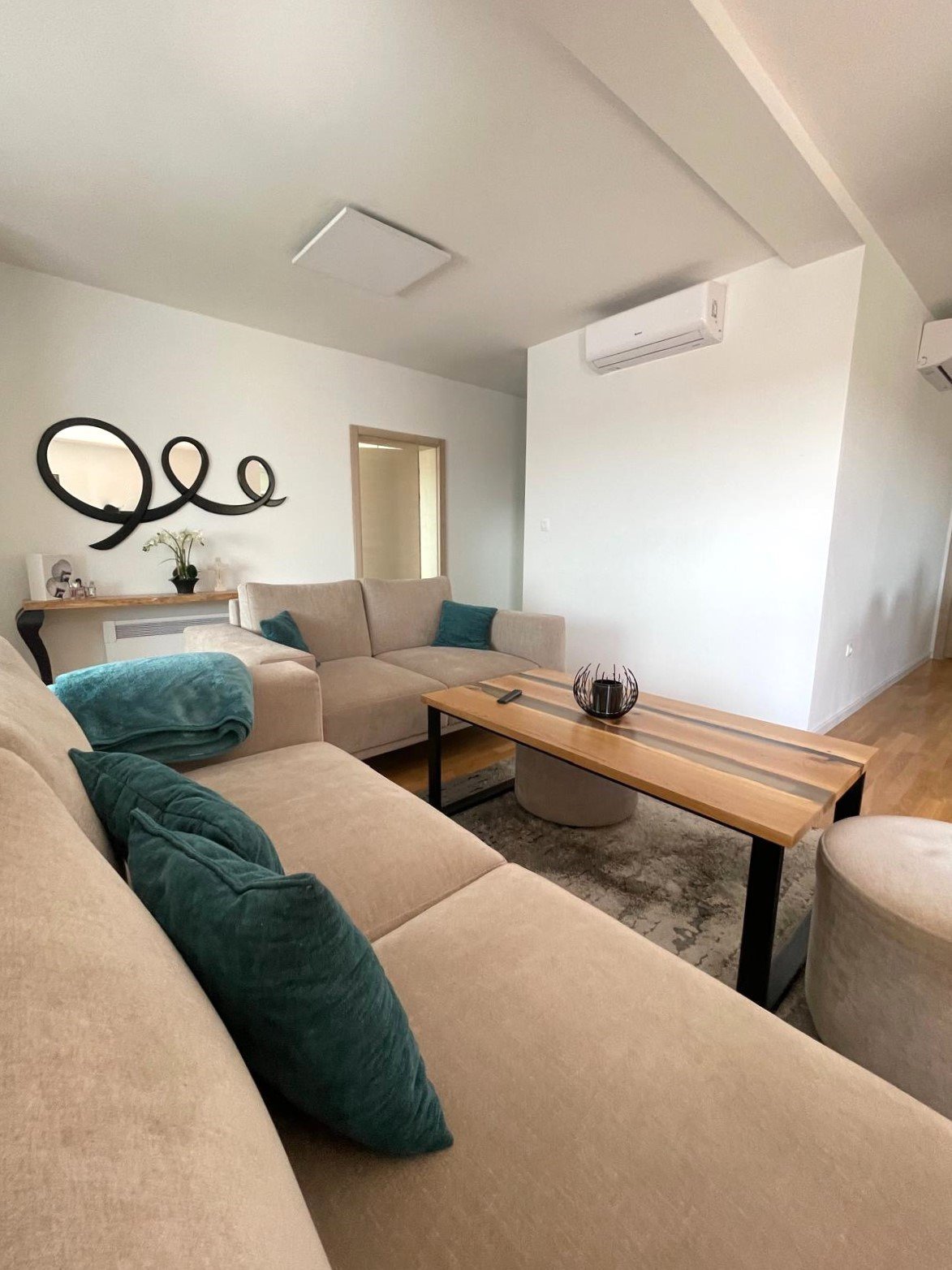 Luxuriös möbliertes Apartment mit vier Schlafzimmern und Terrasse, 700 Meter vom Strand in Vodice entfernt