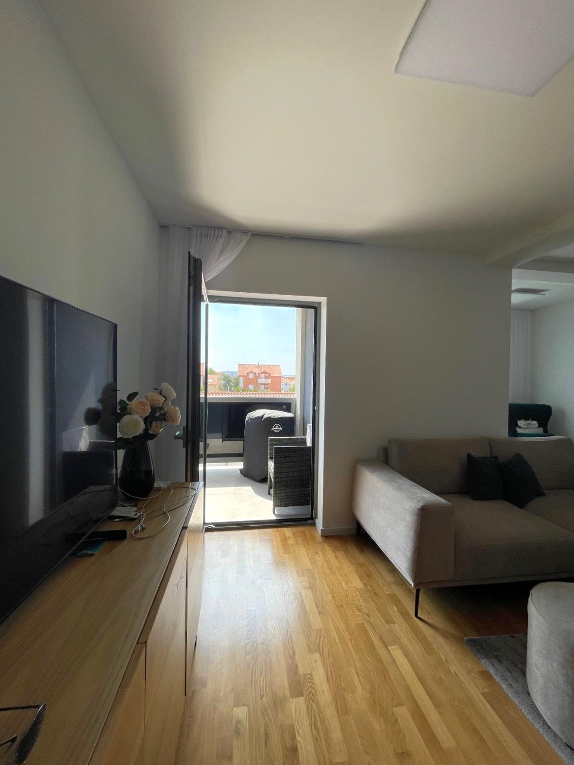 Luxuriös möbliertes Apartment mit vier Schlafzimmern und Terrasse, 700 Meter vom Strand in Vodice entfernt