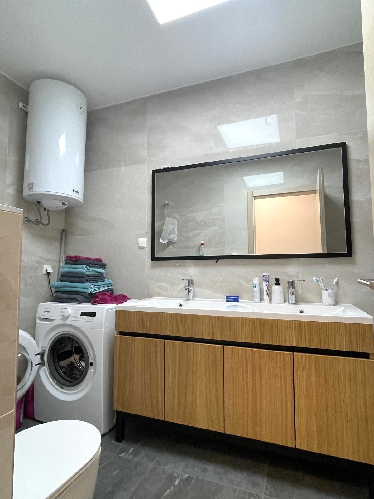 Luxuriös möbliertes Apartment mit vier Schlafzimmern und Terrasse, 700 Meter vom Strand in Vodice entfernt