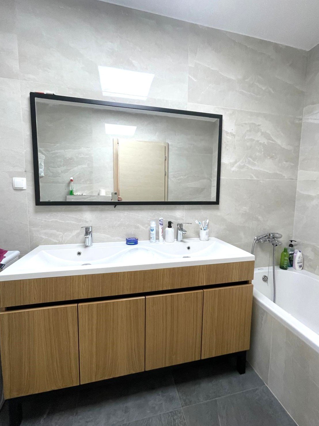 Luxuriös möbliertes Apartment mit vier Schlafzimmern und Terrasse, 700 Meter vom Strand in Vodice entfernt