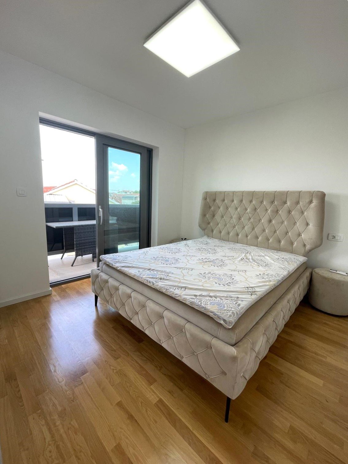 Luxuriös möbliertes Apartment mit vier Schlafzimmern und Terrasse, 700 Meter vom Strand in Vodice entfernt