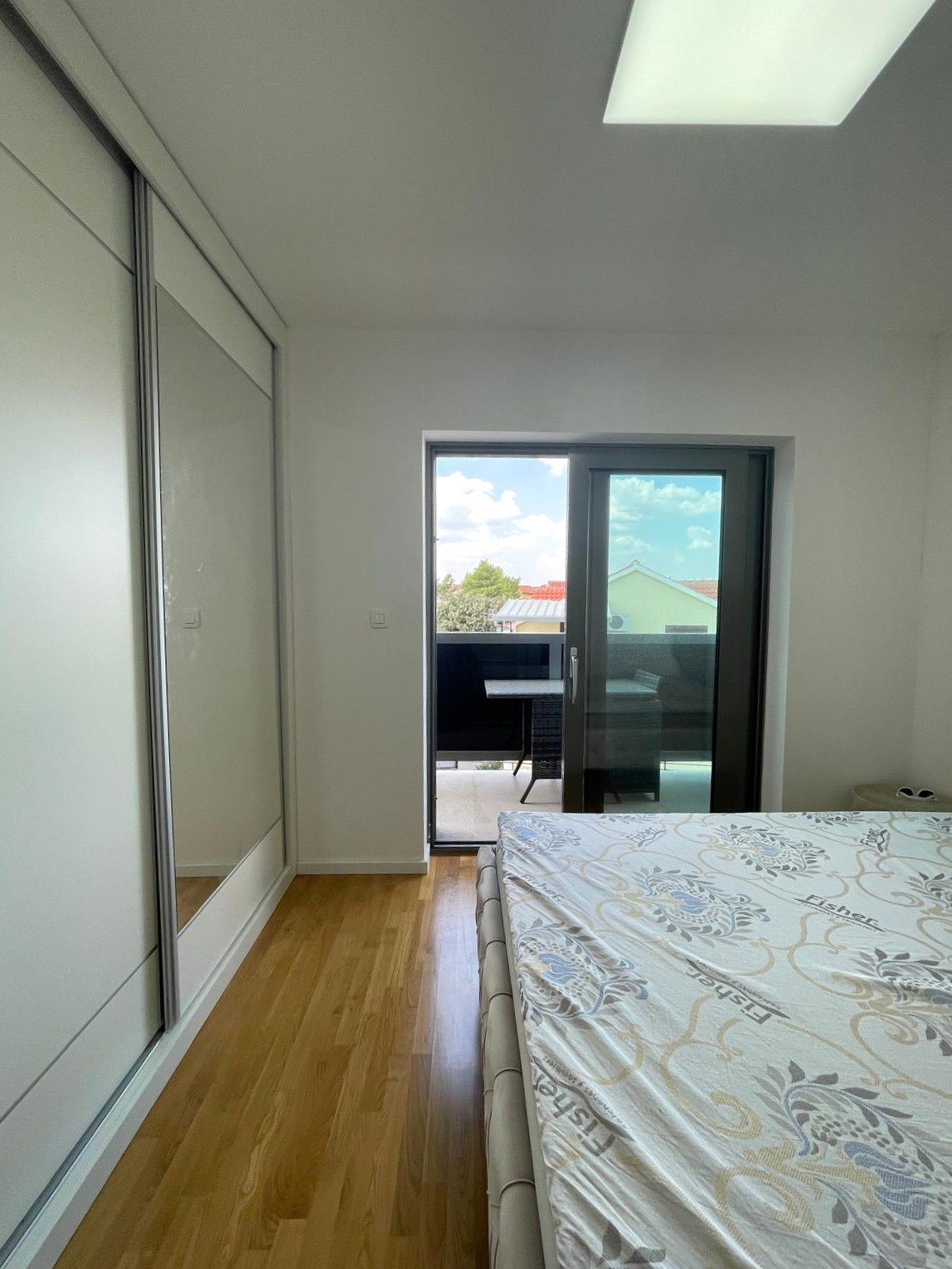 Luxuriös möbliertes Apartment mit vier Schlafzimmern und Terrasse, 700 Meter vom Strand in Vodice entfernt