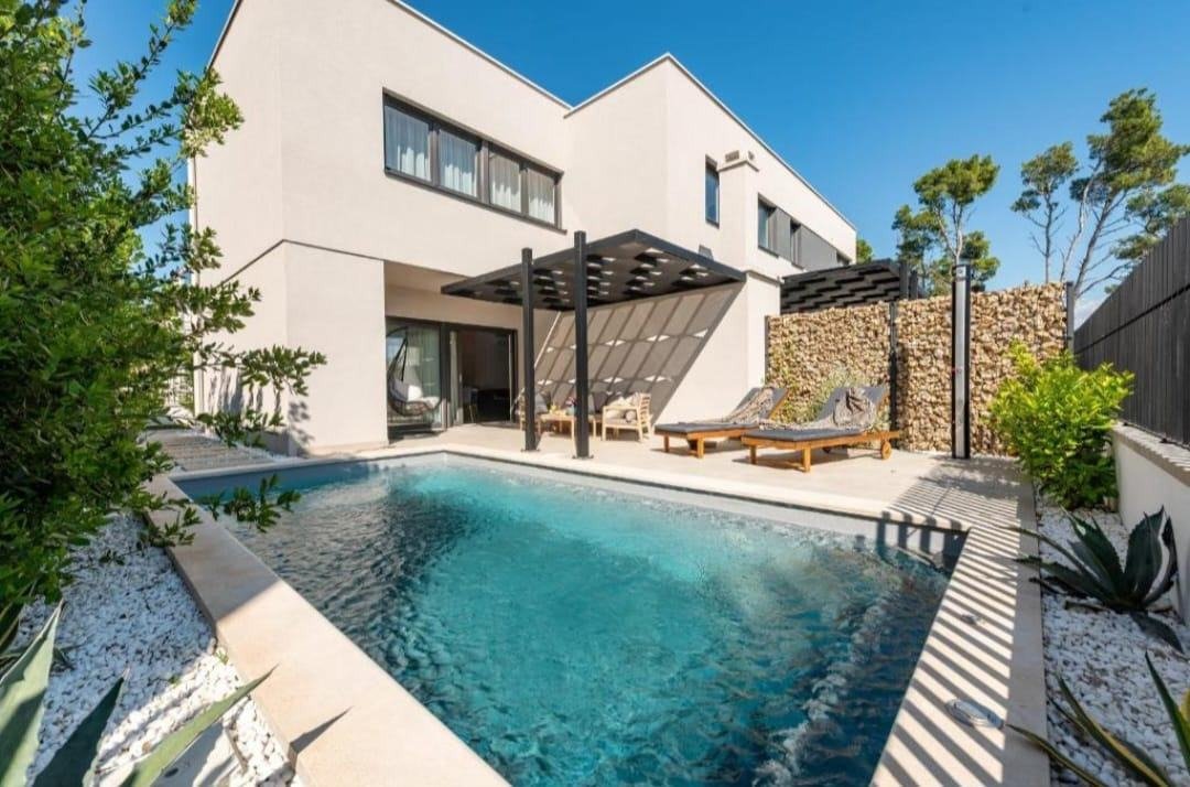 Nowoczesny dom w zabudowie bliźniaczej z widokiem na morze i basenem w spokojnej okolicy – Privlaka