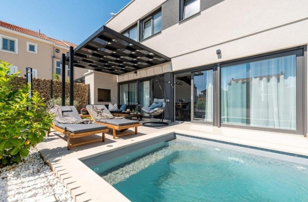 Nowoczesny dom w zabudowie bliźniaczej z widokiem na morze i basenem w spokojnej okolicy – Privlaka