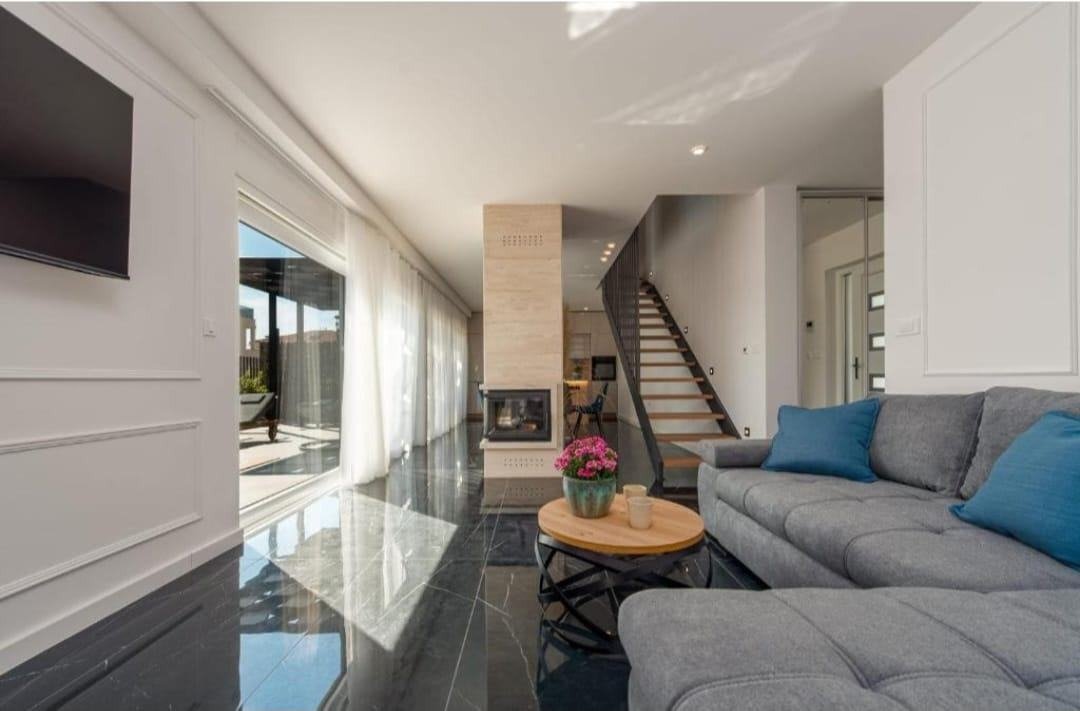 Nowoczesny dom w zabudowie bliźniaczej z widokiem na morze i basenem w spokojnej okolicy – Privlaka