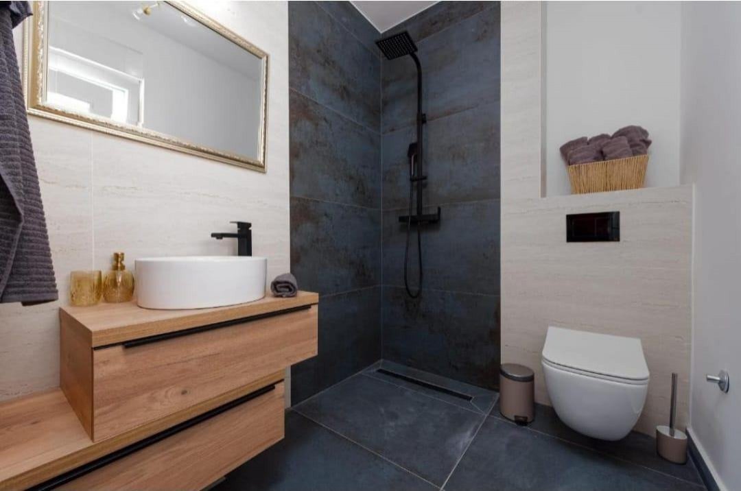 Nowoczesny dom w zabudowie bliźniaczej z widokiem na morze i basenem w spokojnej okolicy – Privlaka