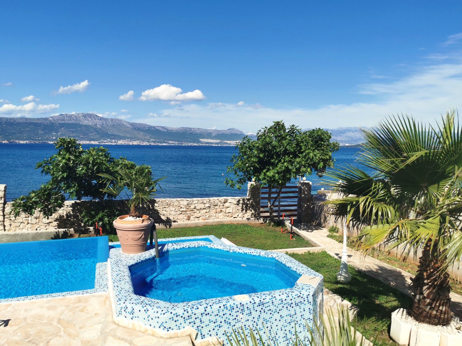 Wyjątkowy dom na plaży, bezpośredni dostęp do morza i panoramiczne widoki w Slatinie, Čiovo, Chorwacja