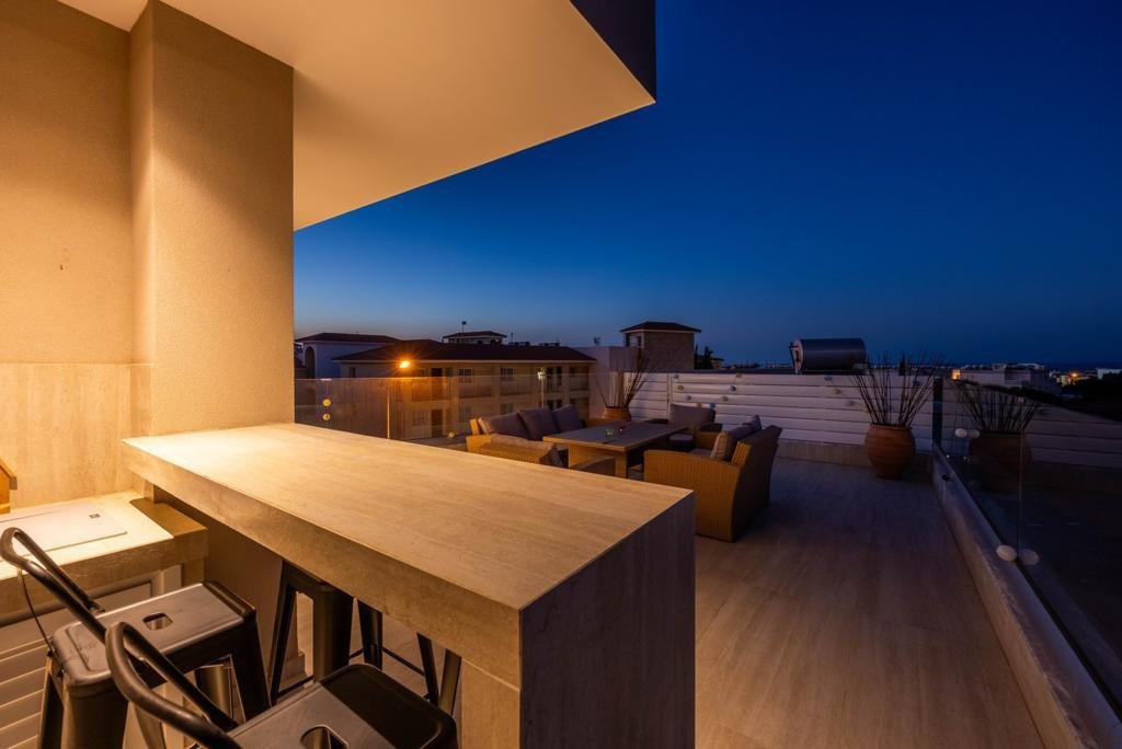 2+2 Penthouse mit großem Dachgarten und Meerblick inklusive Steuern und Nebenkosten, zwei Badezimmer!