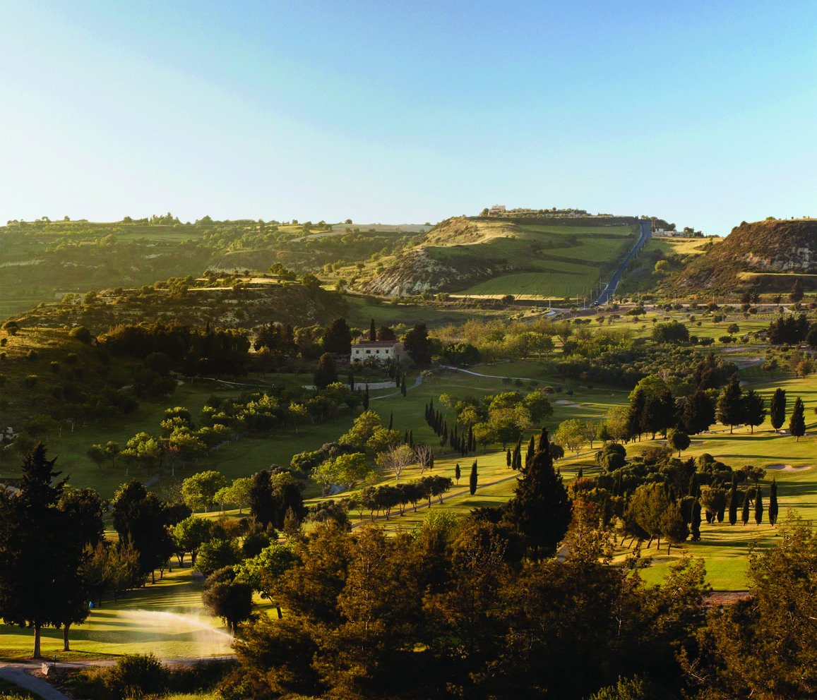 Luxuriöse Villa mit großem Grundstück und Pool am Golfplatz mit Meerblick