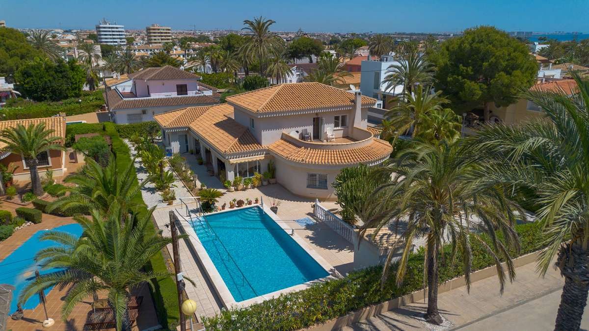 Luxuriöse Eckvilla im Herzen von Cabo Roig – komfortables Wohnen am Meer